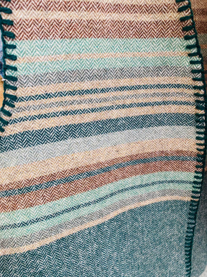 Gilet sans manche laine recyclée francaise, bayadère à rayures vert sapin, motif chevrons, made in france, Pyrénées