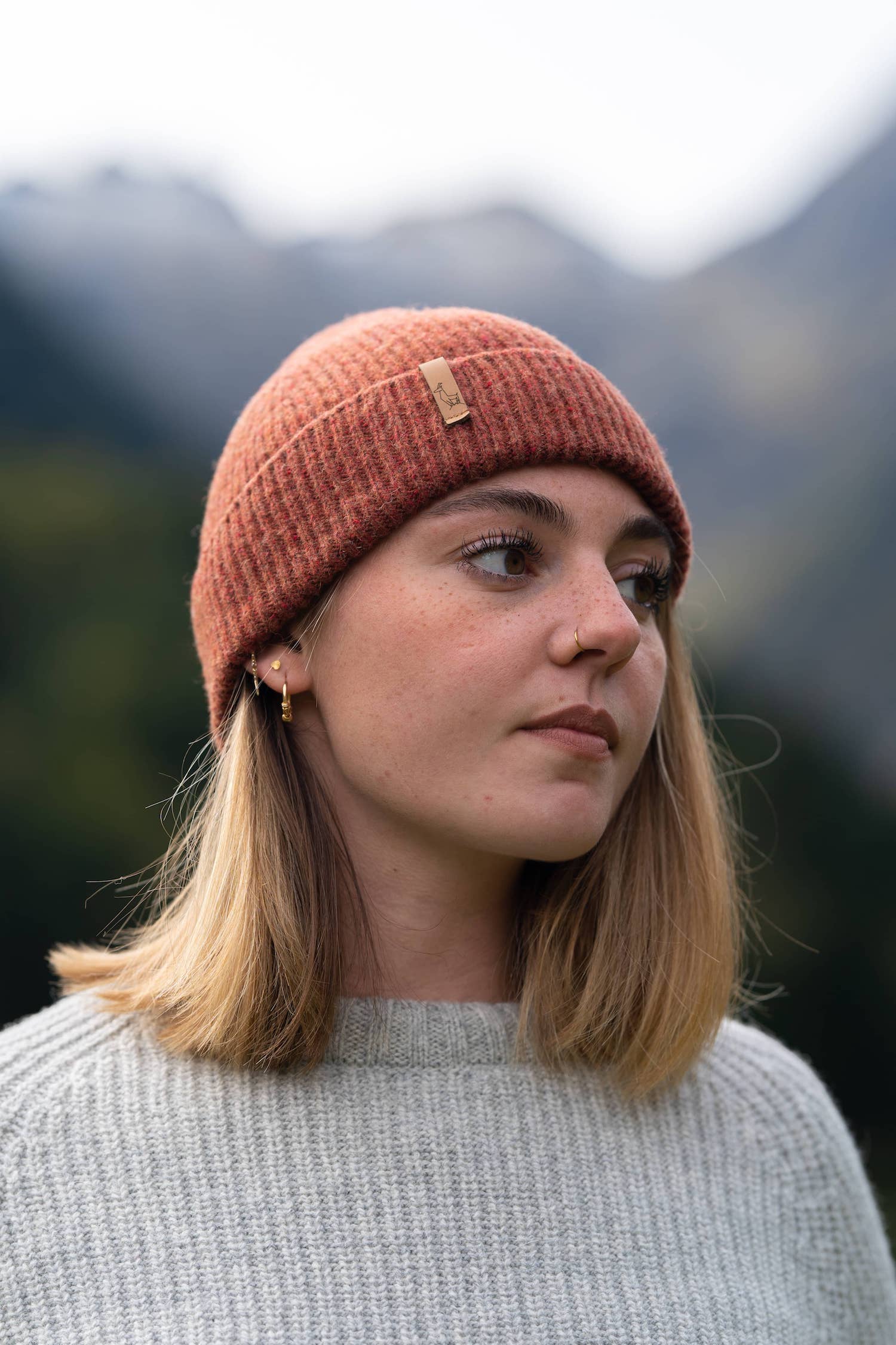 bonnet femme éthique et responsable, cognac, rouge brique, rouille, en laine des Pyrénées et coton recyclé ♻️, made in France 🇫🇷, maison izard