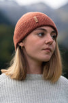 bonnet femme éthique et responsable, cognac, rouge brique, rouille, en laine des Pyrénées et coton recyclé, made in France, maison izard