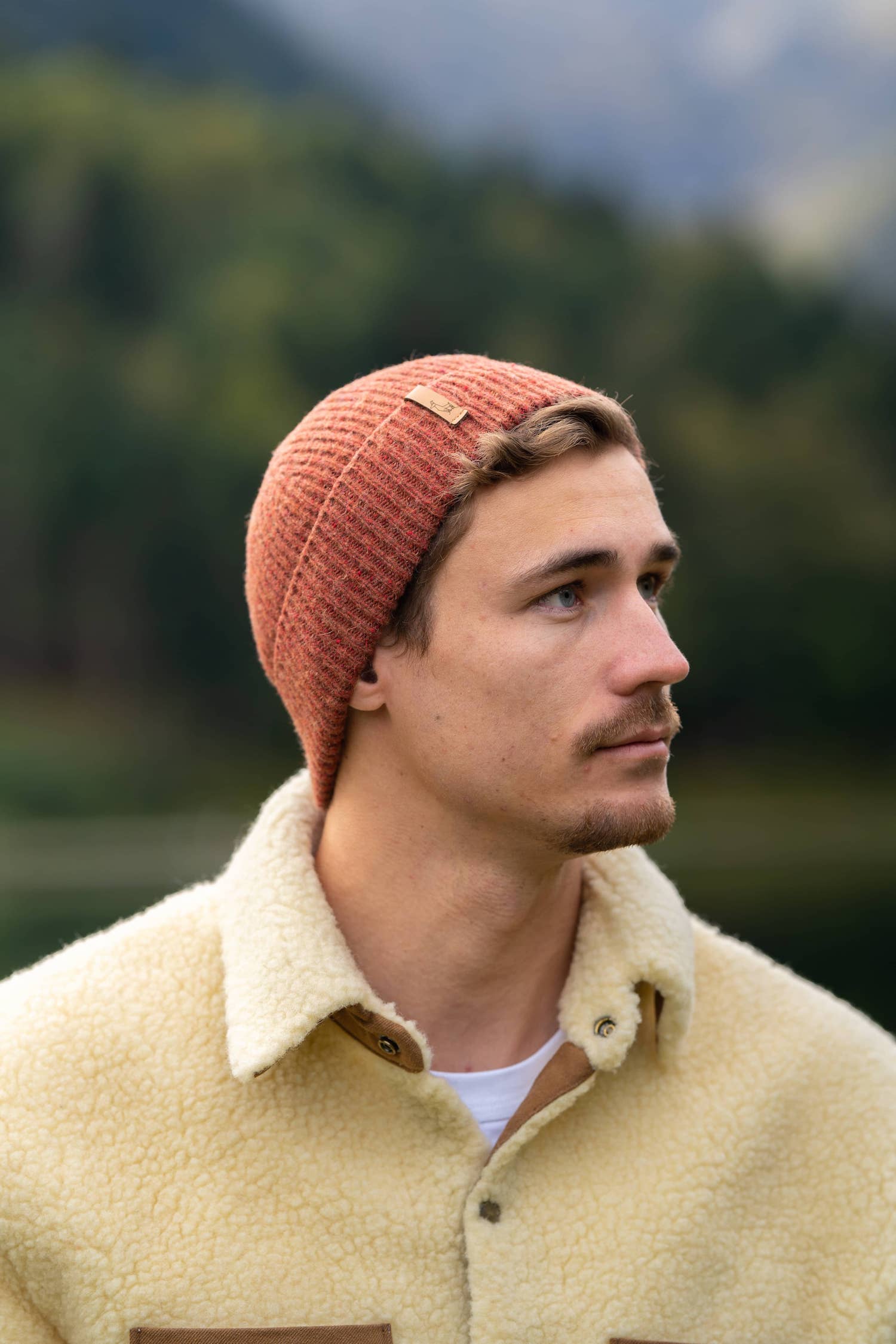 bonnet homme éthique et responsable, cognac, rouge brique, rouille, en laine des Pyrénées et coton recyclé ♻️, made in France 🇫🇷, maison izard