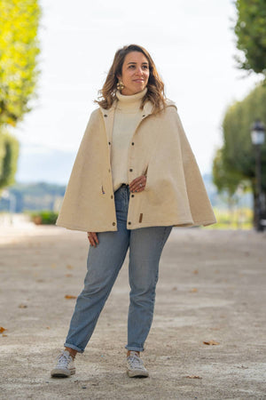 Cape femme éthique et responsable, blanc écru, en laine des Pyrénées, made in France, maison izard