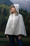 Cape femme éthique et responsable, gris clair, en laine des Pyrénées, made in France, maison izard