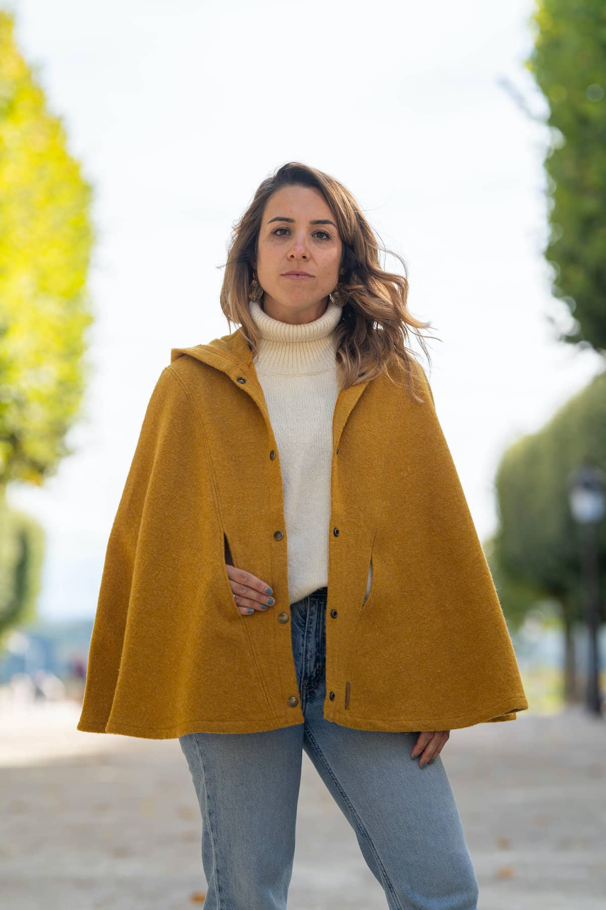 Cape femme éthique et responsable, ocre, en laine des Pyrénées, made in France, maison izard