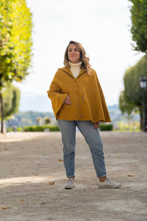 Cape femme éthique et responsable, ocre, en laine des Pyrénées, made in France, maison izard