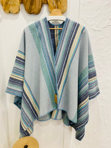 cape poncho plaid éthique laine recyclée francaise bayadere bleu ocean rayures made in france Pyrénées