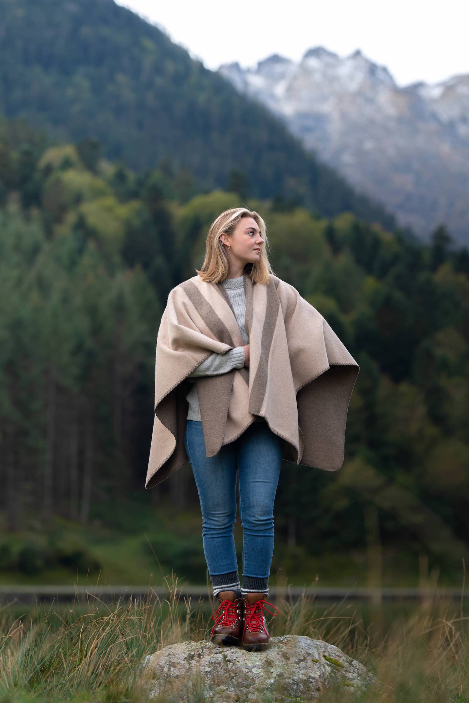 Cape poncho réversible rayée femme éthique et responsable, en laine recyclée, made in France, beige ficelle et marron zinc, maison izard