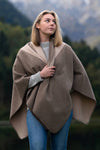 Cape poncho réversible rayée femme éthique et responsable, en laine recyclée, made in France, beige ficelle et marron zinc, maison izard