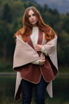 Cape poncho réversible rayée femme éthique et responsable, en laine recyclée, made in France, cognac rouge brique rouille et beige ficelle, maison izard