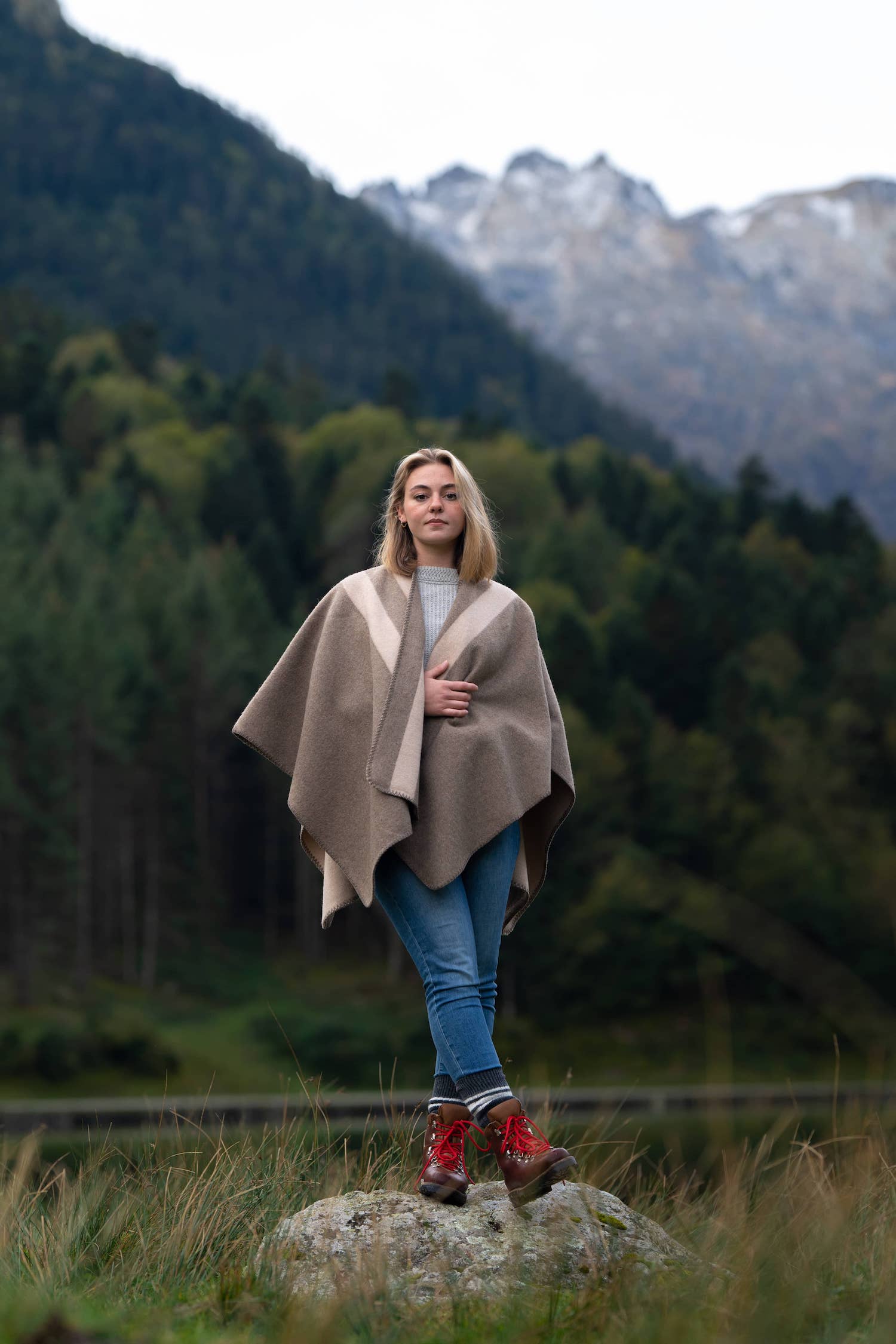 Cape poncho réversible rayée femme éthique et responsable, en laine recyclée, made in France, beige ficelle et marron zinc, maison izard