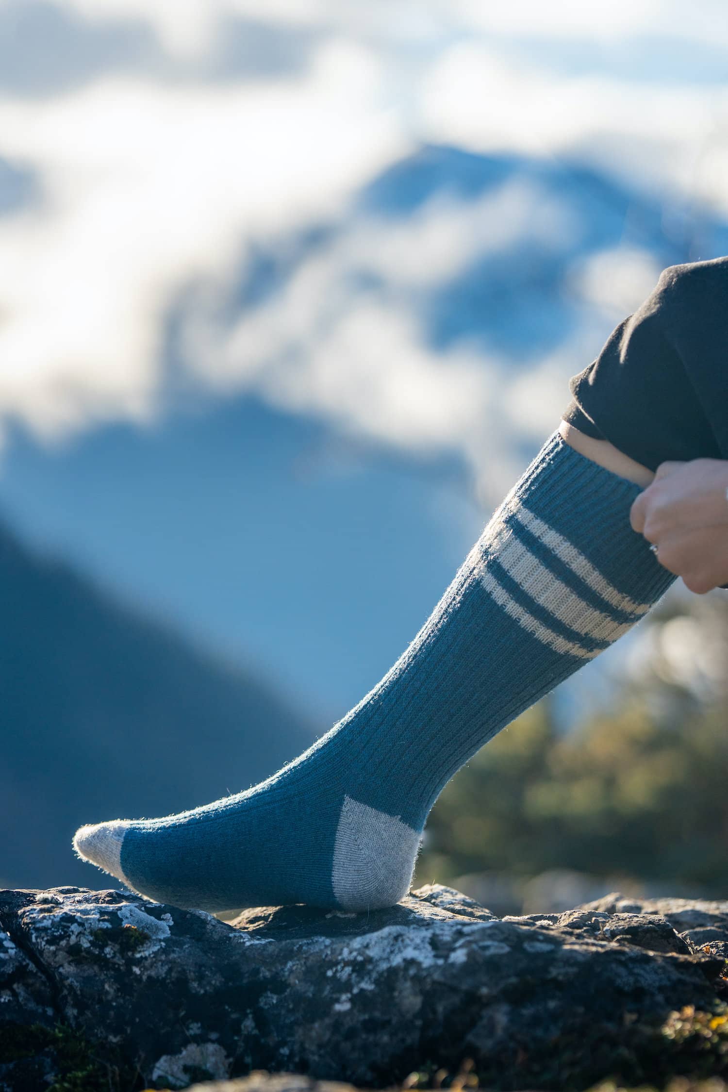 chaussettes tricolores en laine éthiques et responsables, bleu océan, blanc écru et gris clair, laine des Pyrénées et coton recyclé, made in France, maison izard