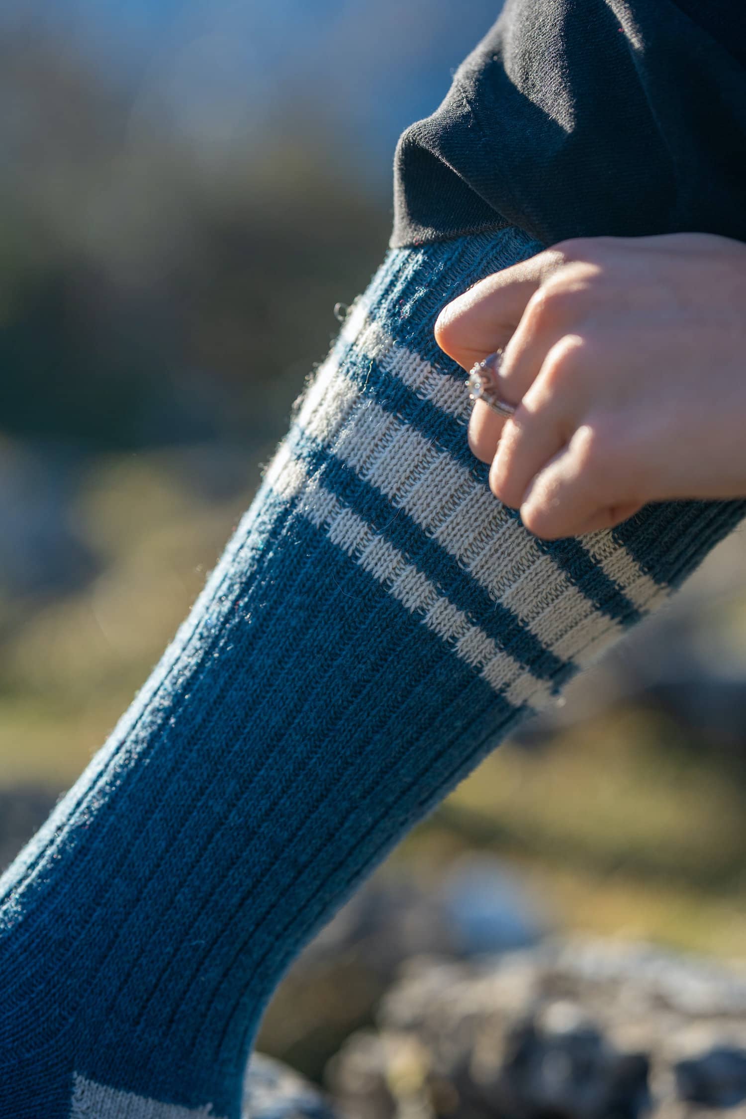 chaussettes tricolores en laine éthiques et responsables, bleu océan, blanc écru et gris clair, laine des Pyrénées et coton recyclé, made in France, maison izard