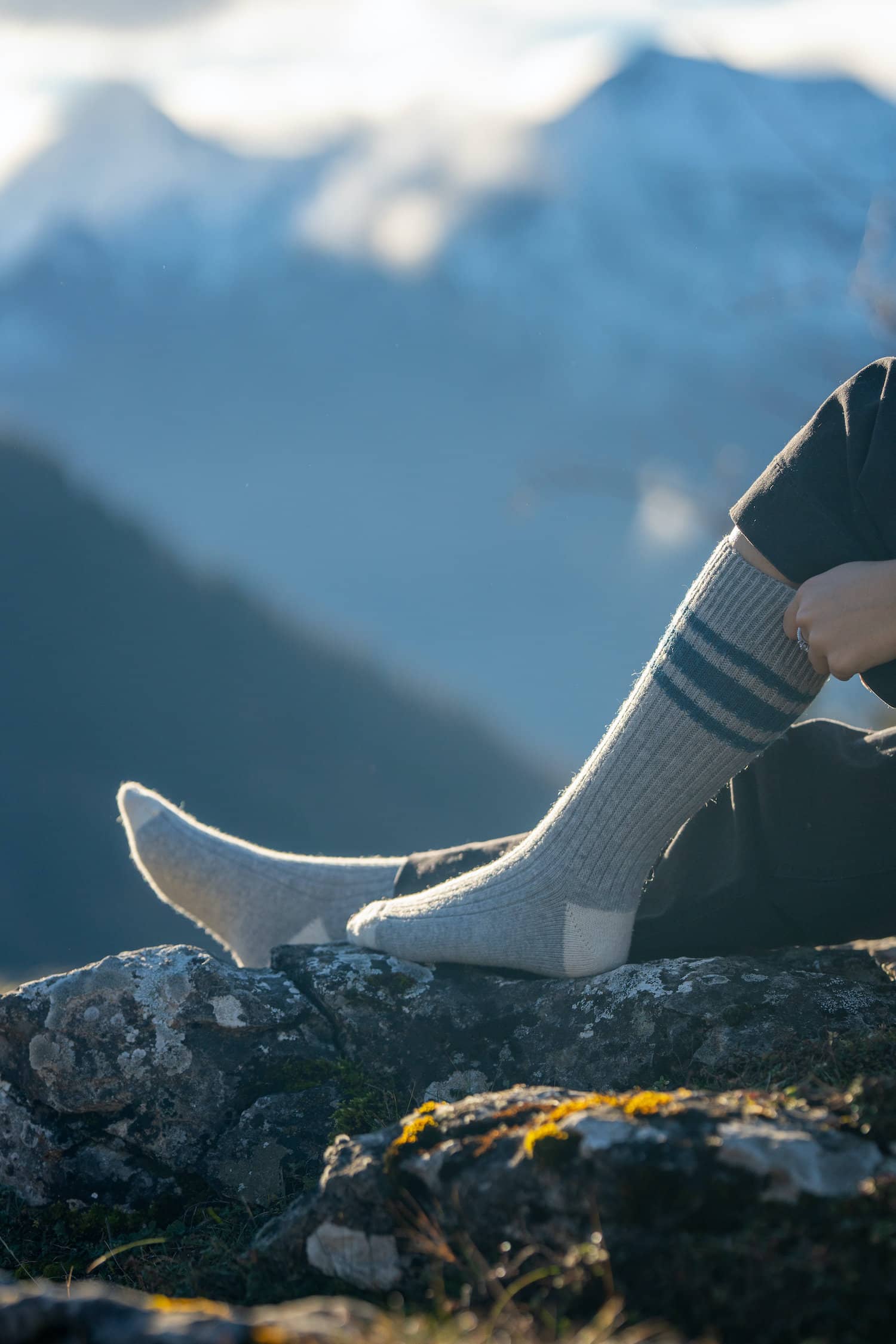 chaussettes tricolores en laine éthiques et responsables, gris clair, bleu océan et blanc écru, laine des Pyrénées et coton recyclé, made in France, maison izard