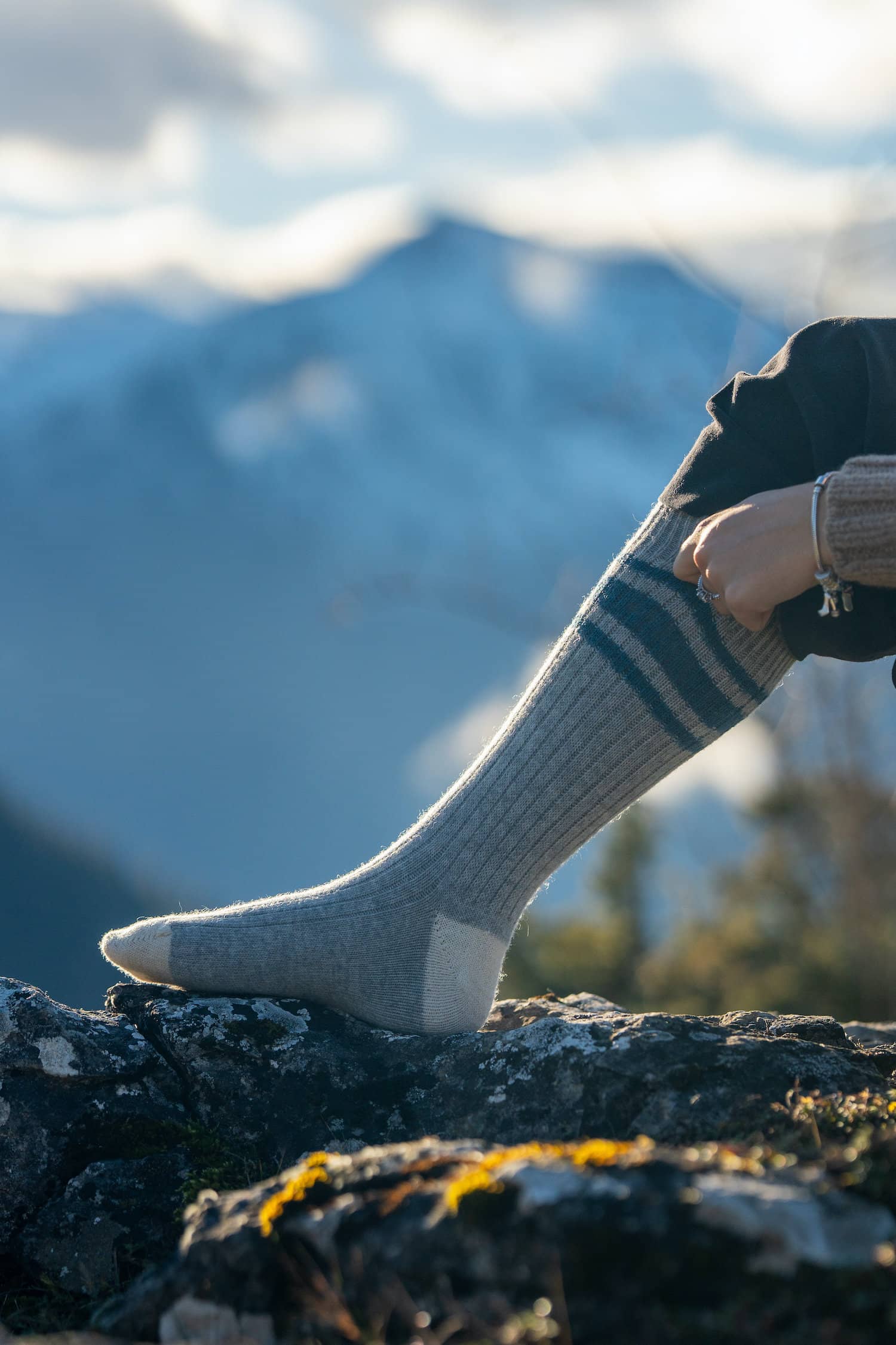 chaussettes tricolores en laine éthiques et responsables, gris clair, bleu océan et blanc écru, laine des Pyrénées et coton recyclé, made in France, maison izard