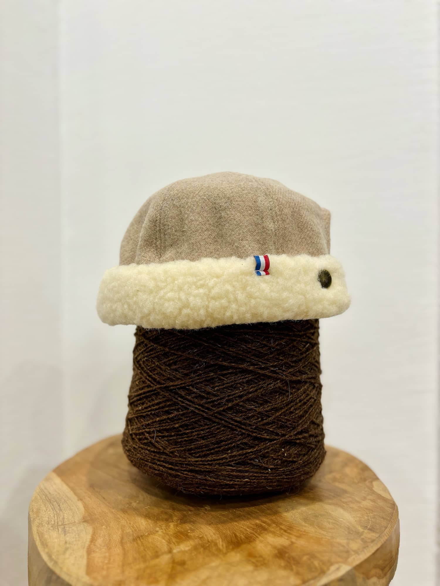 bonnet docker, mixte, upcyclé, laine recyclée, beige, toison, made in France, maison Izard