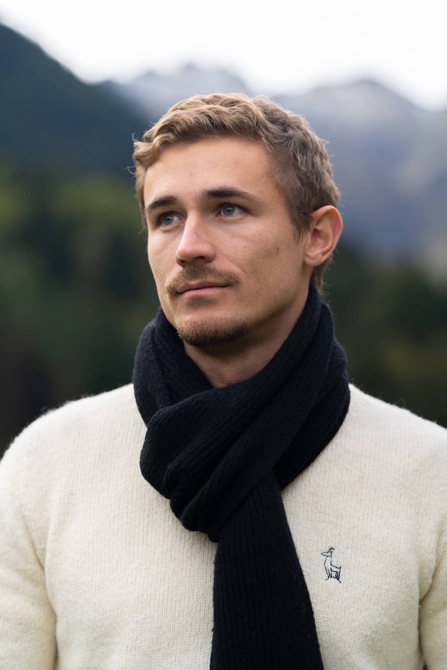 Une écharpe homme au style intemporel en laine et modal fabriquée à Lyon  France.