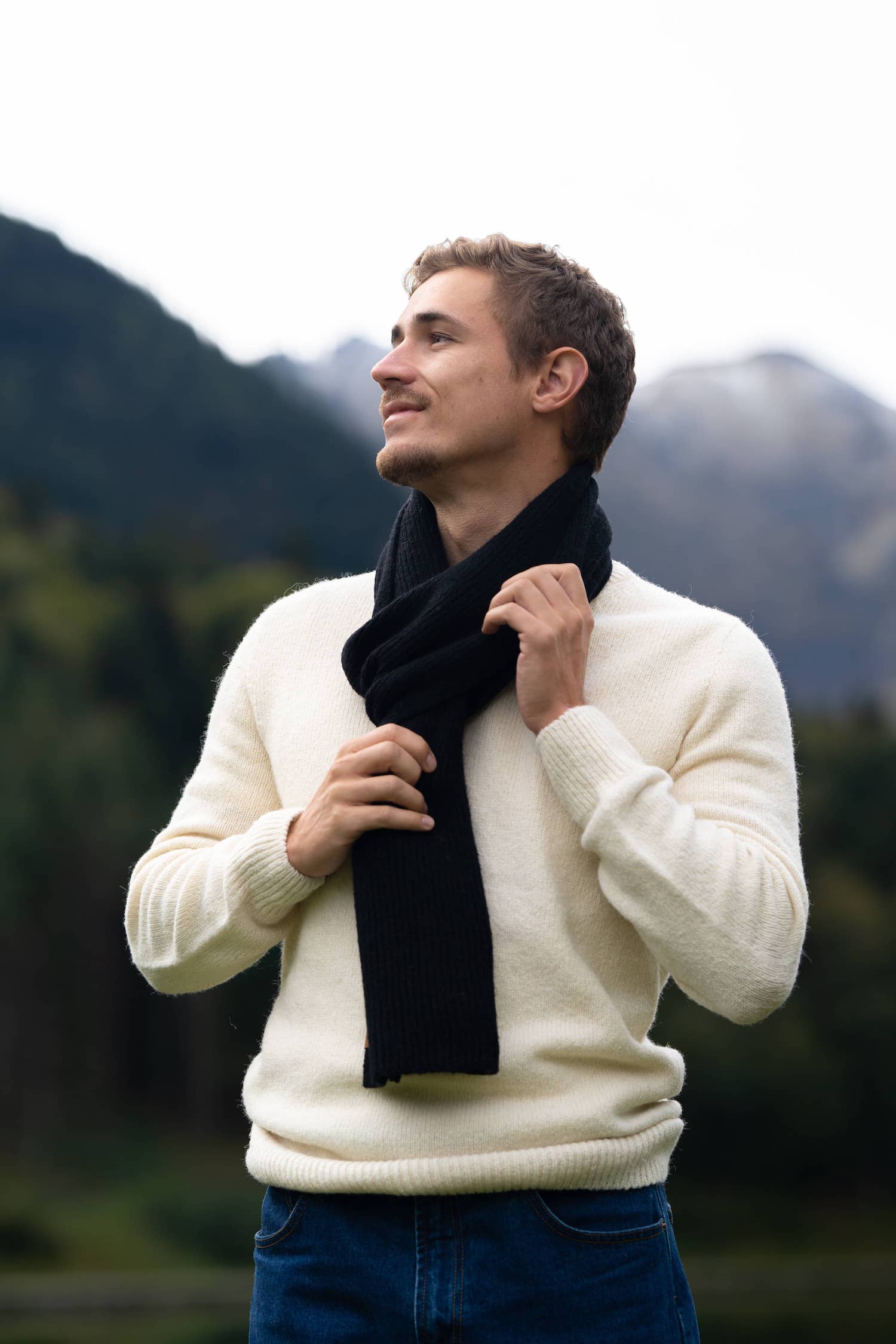 Adoptez notre écharpe noire en laine et cachemire et affichez confort et  style cet style.