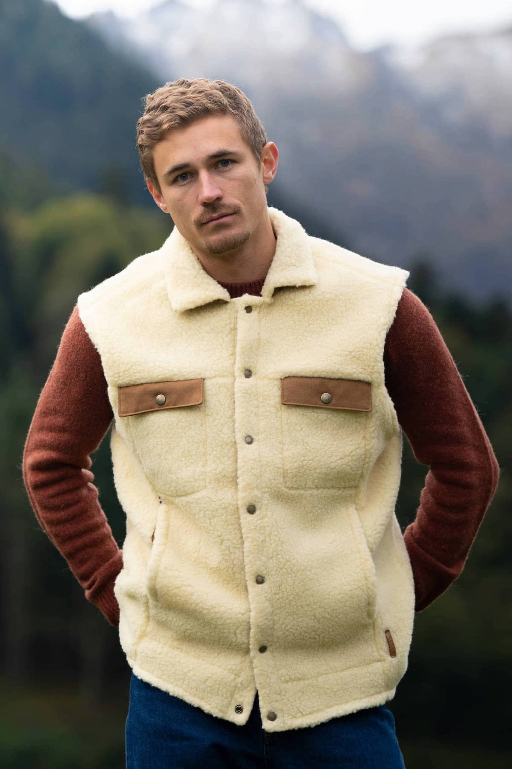 gilet sans manches moumoute, toison, mouton,éthique et responsable, laine des Pyrénées, blanc écru, made in France, Maison Izard