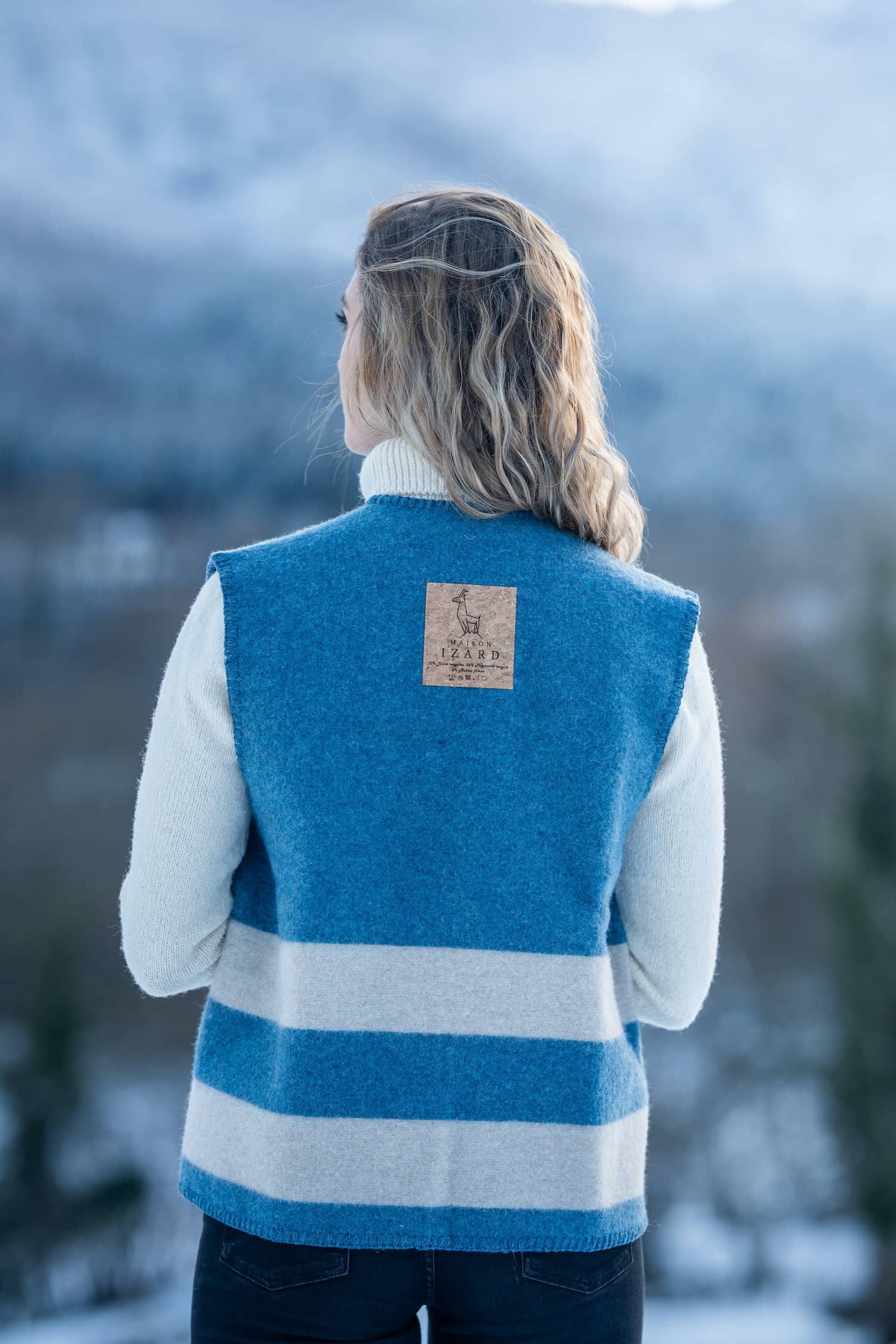 gilet en laine recyclée femme bleu océan, rayures beige ficelle, coupe droite, made in france, maison izard