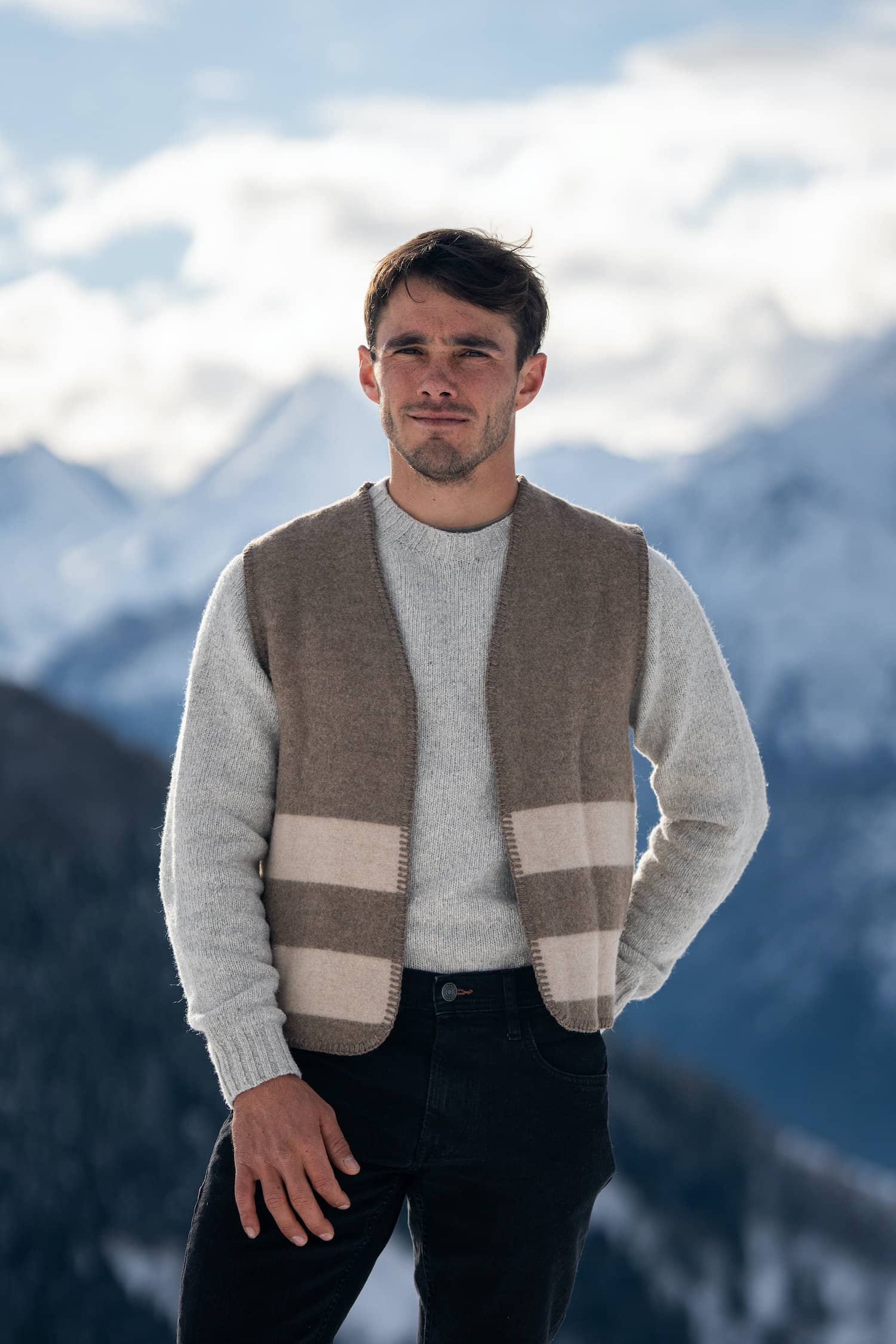 gilet en laine recyclée homme marron, rayures beige ficelle, coupe droite, made in france, maison izard