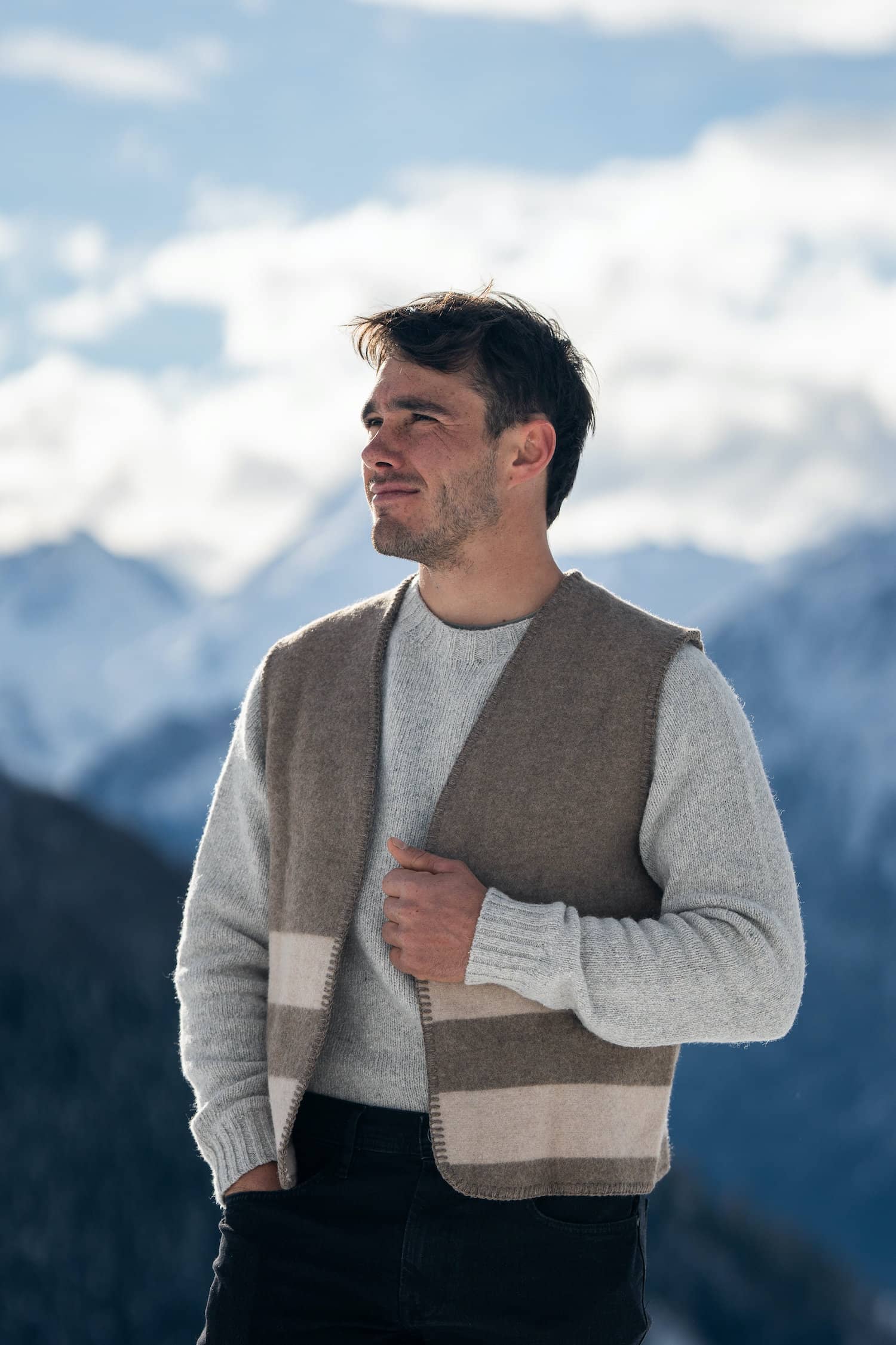 gilet en laine recyclée homme marron, rayures beige ficelle, coupe droite, made in france, maison izard