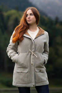 Manteau parka femme éthique et responsable, gris clair, en 100% laine des Pyrénées et doubure coton, déperlant, capuche, made in France, maison izard.