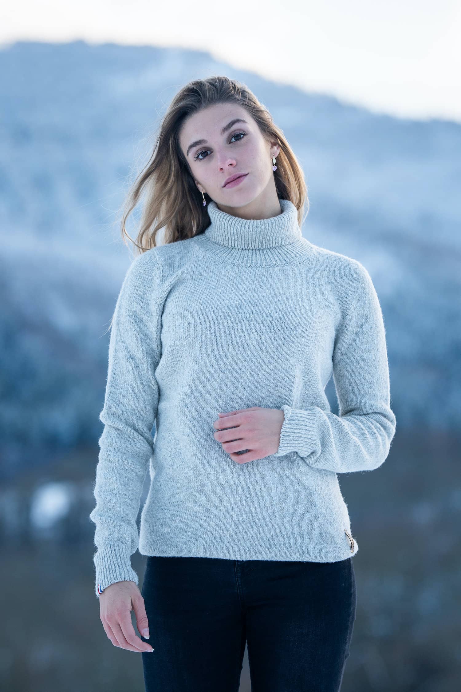 pull éthique femme, col roulé, coupe droite, gris clair, en laine des Pyrénées et coton recyclé, made in France, maison izard