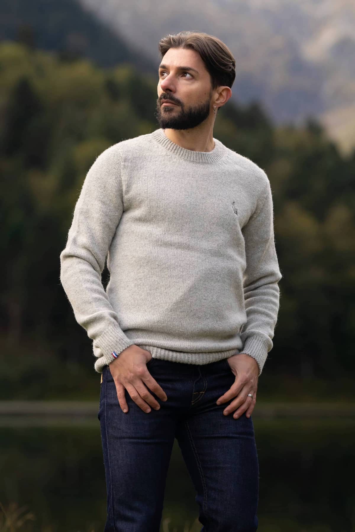 pull éthique homme col rond, gris clair, en laine des Pyrénées et coton recyclé, made in France, maison izard