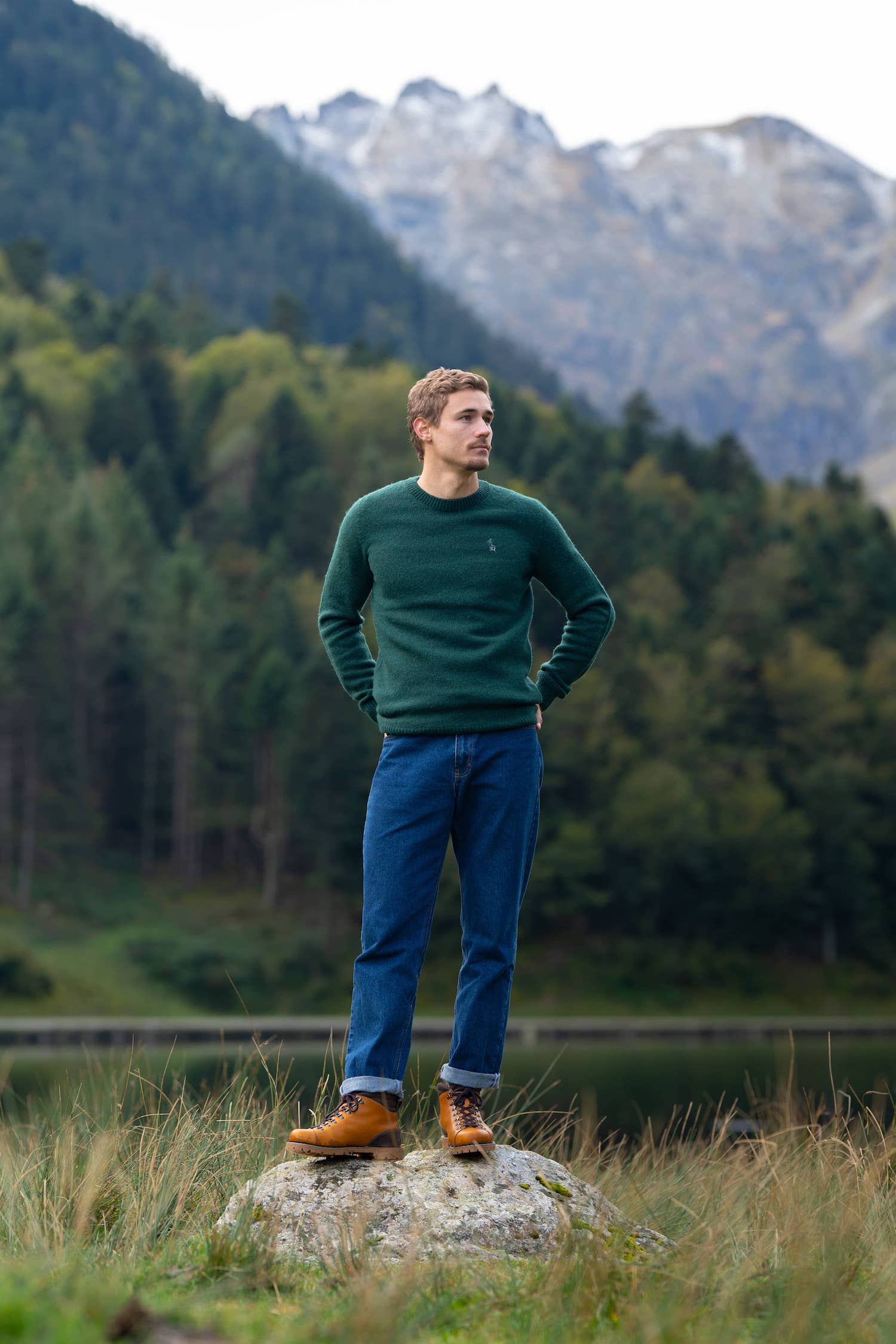 pull éthique homme col rond, vert sapin, en laine des Pyrénées et coton recyclé, made in France, maison izard