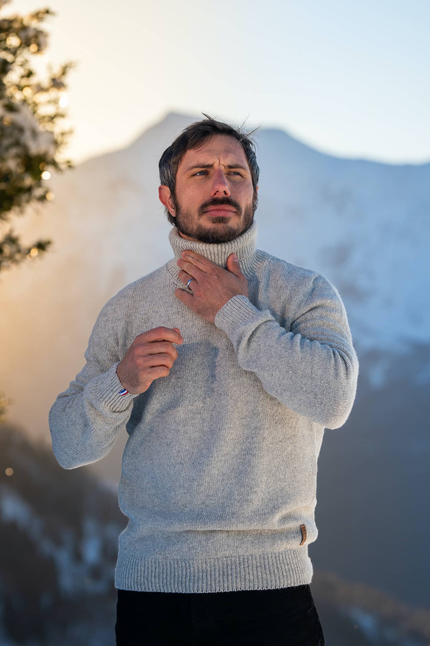 pull éthique homme, col roulé, coupe droite, gris clair, en laine des Pyrénées et coton recyclé, made in France, maison izard