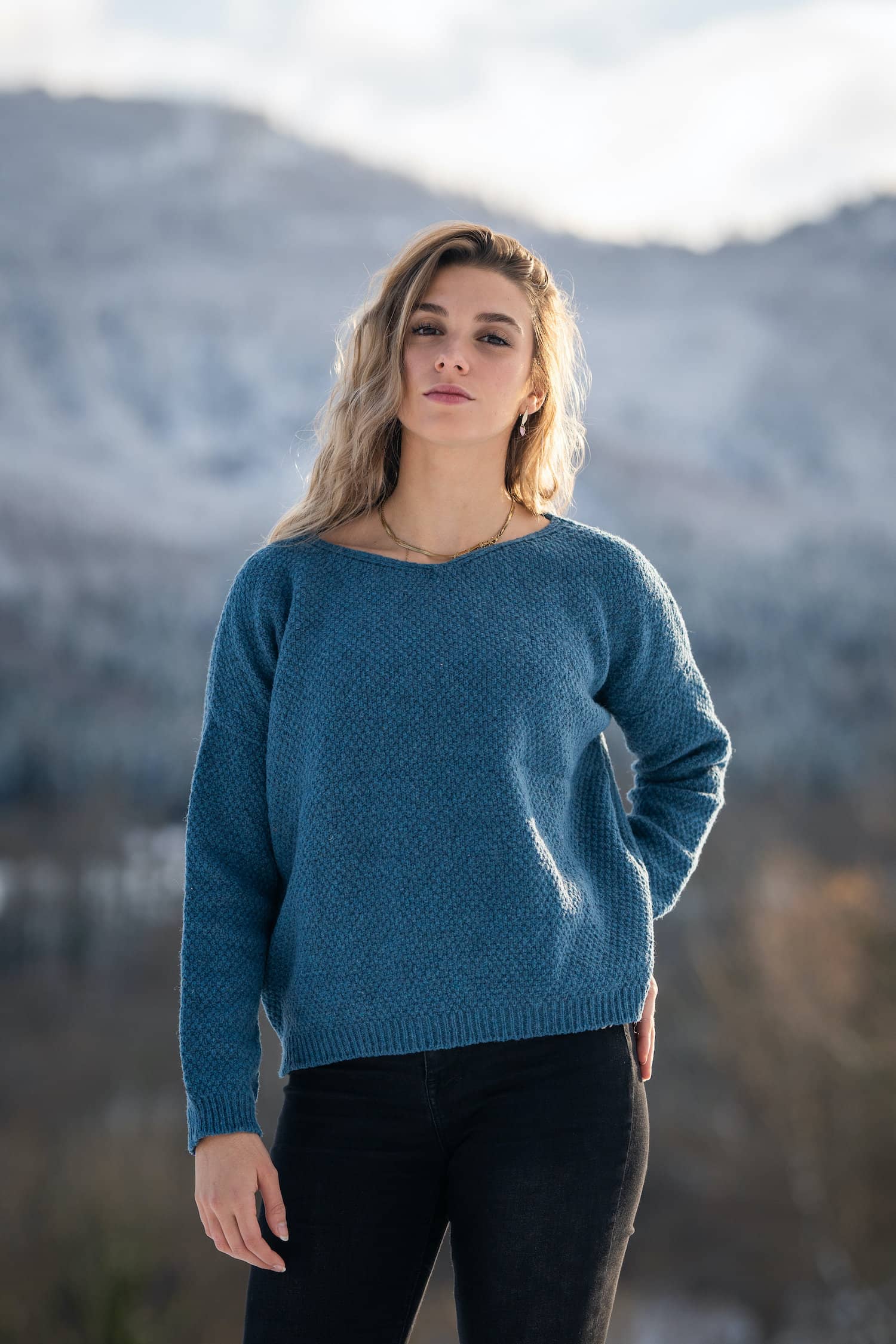 pull femme éthique et responsable, coupe loose oversize col V, bleu océan, en laine des Pyrénées et coton recyclé, made in France, maison Izard