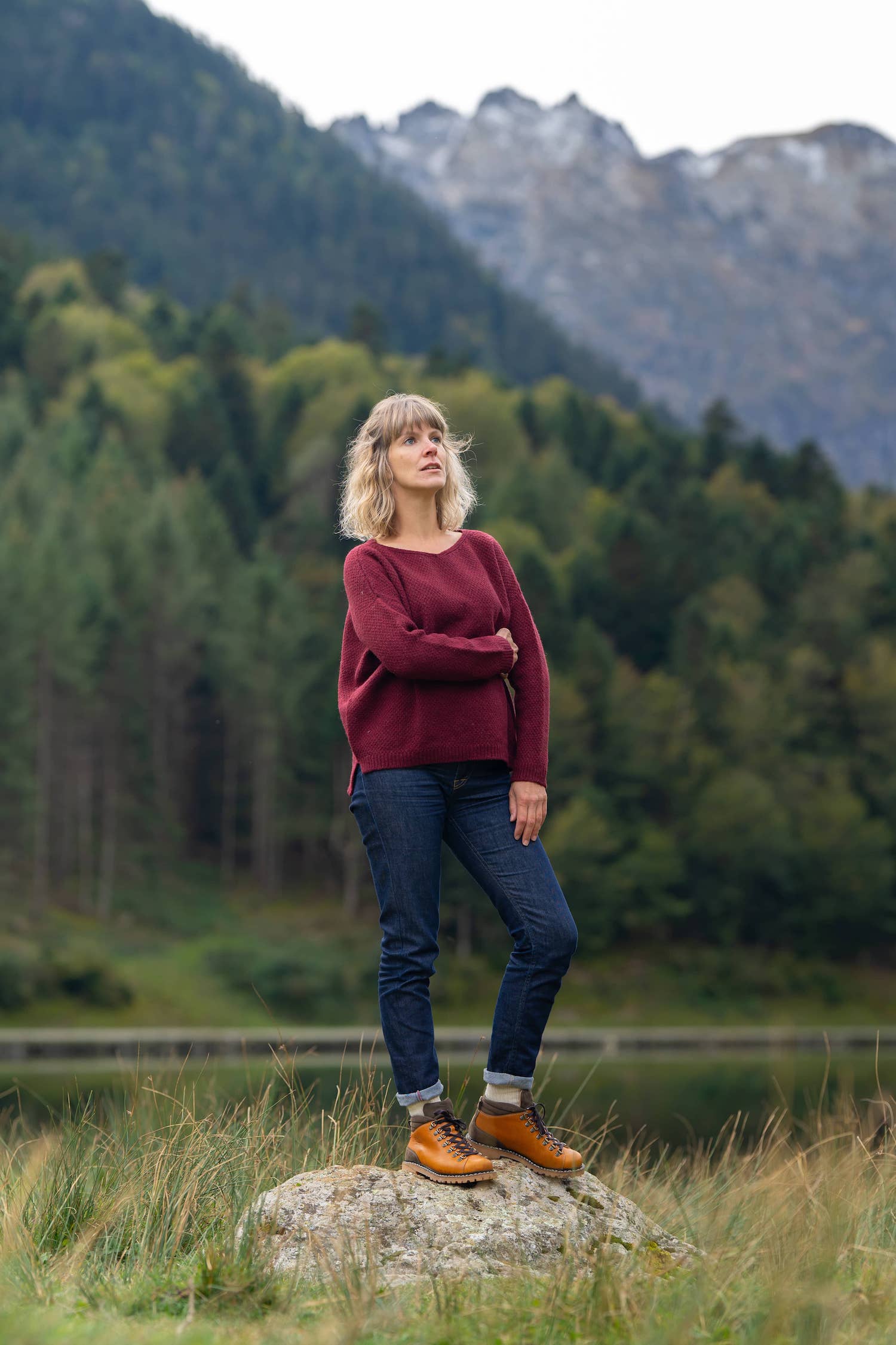 pull femme éthique et responsable, coupe loose oversize col V, rouge bordeaux, en laine des Pyrénées et coton recyclé, made in France, maison Izard