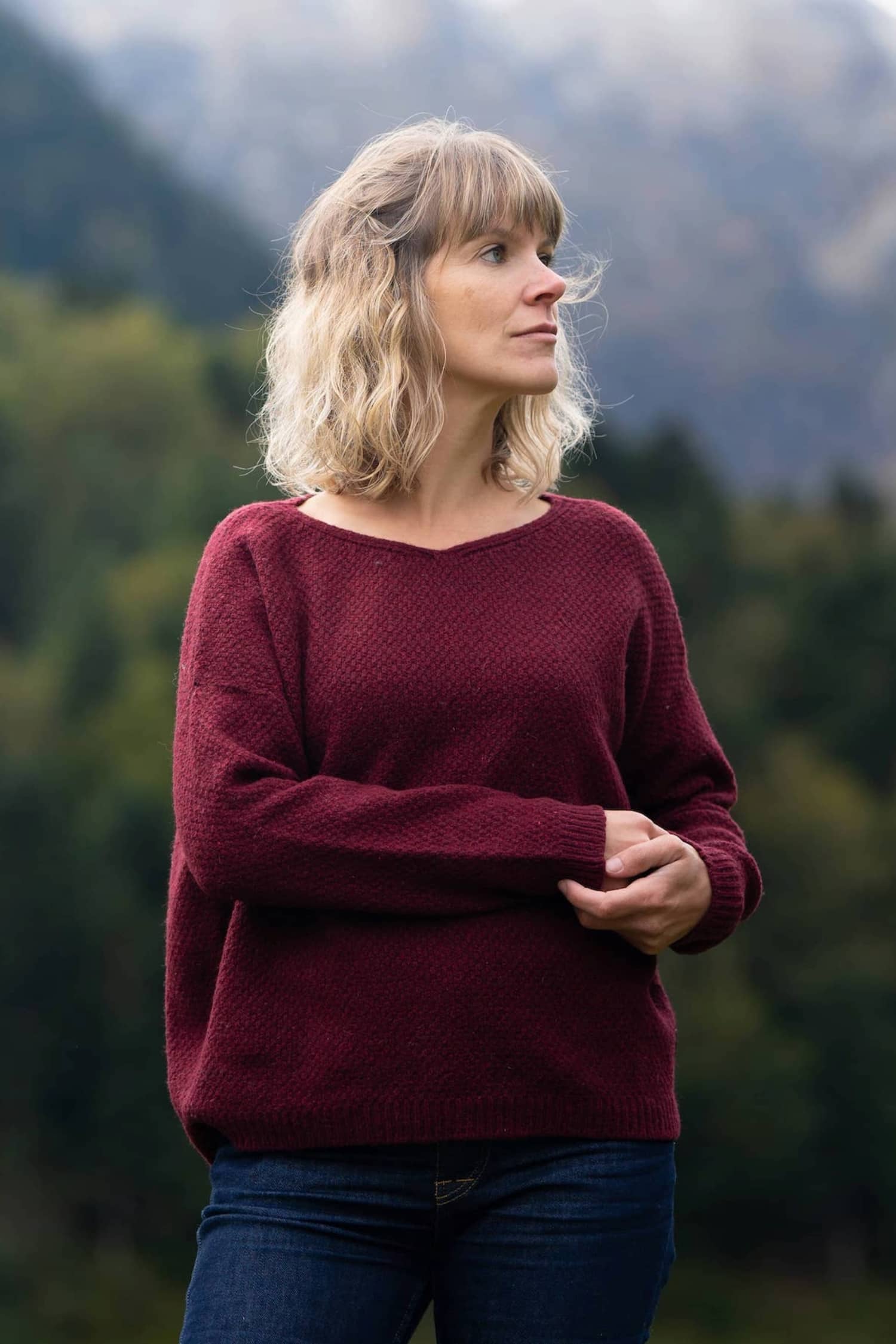 pull femme éthique et responsable, coupe loose oversize col V, rouge bordeaux, en laine des Pyrénées et coton recyclé, made in France, maison Izard