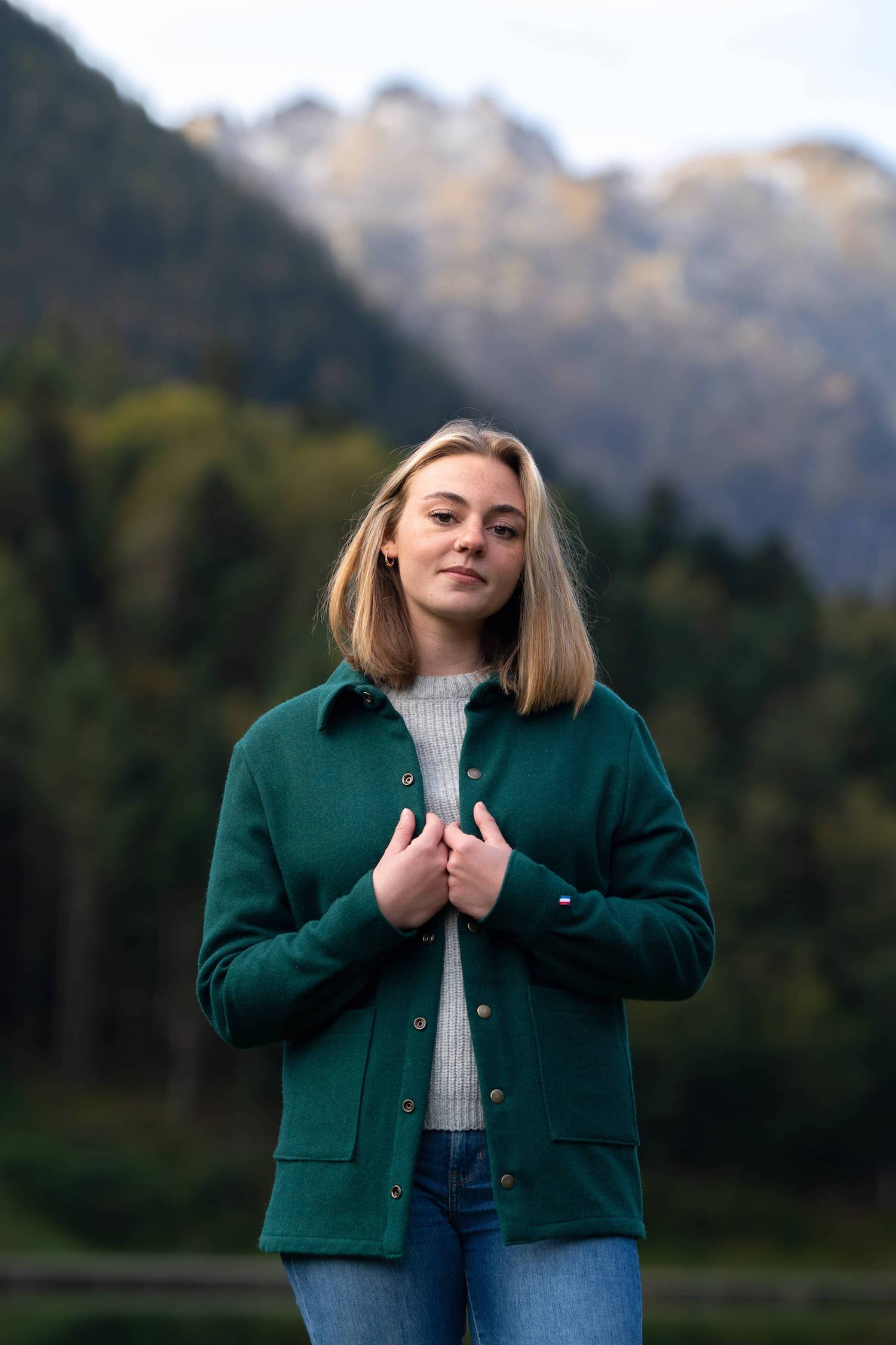 Surchemise femme éthique et responsable♻️, coupe droite, veste d'atelier, en laine recyclée, vert sapin, made in France🇫🇷, Maison Izard pyrénées